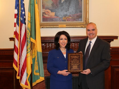 County Executive Cheryl Dinolfo accepts the APWA New York State Project of the Year Award with Airport Director Andy Moore.